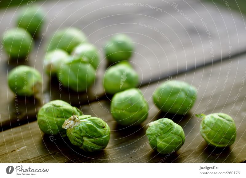 Rosenkohl Lebensmittel Gemüse Ernährung Bioprodukte Vegetarische Ernährung Holz klein rund grün Farbfoto Außenaufnahme