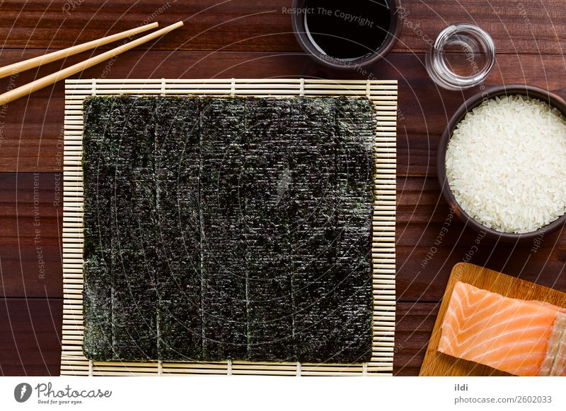 Sushi Zutaten Gesundheit Lebensmittel vorbereiten vorbereitend Essen zubereiten nori Seegras trocknen getrocknet makisu Unterlage Bambusmatte Japanisch