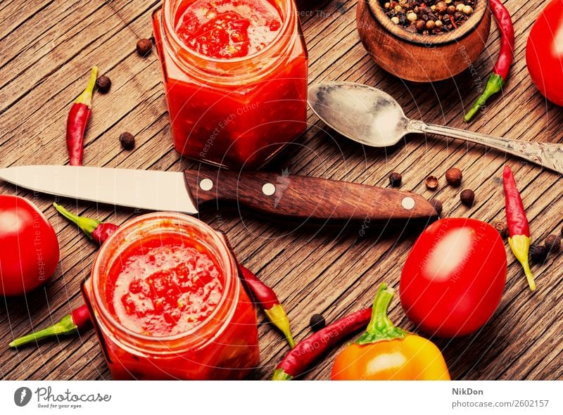 Pikante Würze, Adjika-Sauce Saucen Gewürz Würzig Knoblauch Lebensmittel Bestandteil rot Paprika heiß Peperoni Tomate frisch Gemüse organisch Vegetarier Küche