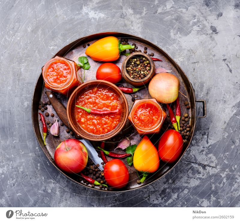 Pikante Würze, Sauce Adjika Saucen Gewürz Würzig Knoblauch Lebensmittel Bestandteil rot Paprika heiß Peperoni Tomate frisch Gemüse organisch Vegetarier Küche