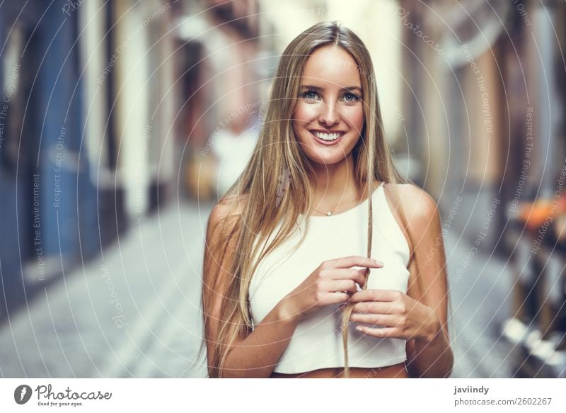 Junge Frau, die im urbanen Hintergrund lächelt. Lifestyle elegant Stil Glück schön Haare & Frisuren Sommer Mensch feminin Jugendliche Erwachsene 1 18-30 Jahre
