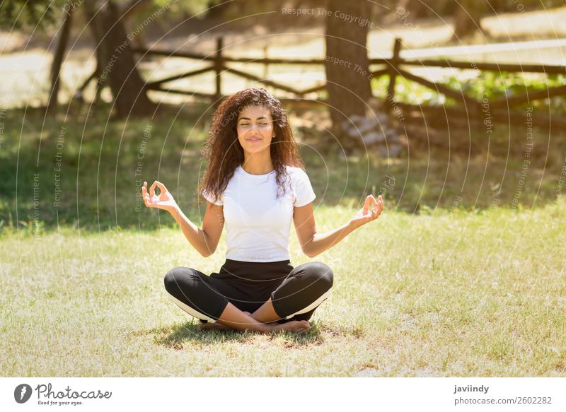 Junge arabische Frau, die Yoga in der Natur macht. Lifestyle Glück Haare & Frisuren Erholung ruhig Meditation Sommer Sport Mensch feminin Junge Frau Jugendliche
