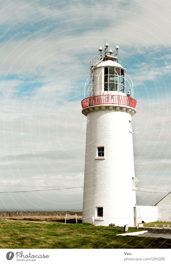 Leuchtturm Umwelt Luft Himmel Wolken Gras Küste Republik Irland Turm Fenster Stein groß hoch Einsamkeit ruhig Hochspannungsleitung Geländer rot Signal Warnung