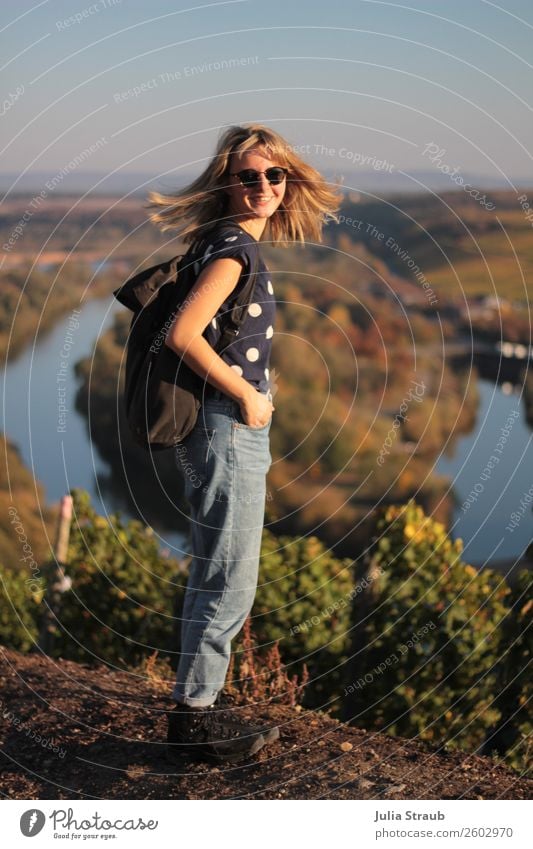 Wandern Herbst Mainschleife feminin Frau Erwachsene 1 Mensch 18-30 Jahre Jugendliche Natur Landschaft Wolkenloser Himmel Sonnenlicht Tulpe Wein Hügel Fluss