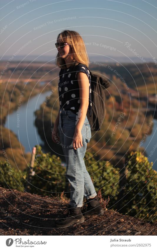 Herbst Mainschleife Frau feminin Erwachsene 1 Mensch 18-30 Jahre Jugendliche Natur Landschaft Baum Hügel Fluss T-Shirt Jeanshose Sonnenbrille Wanderschuhe blond