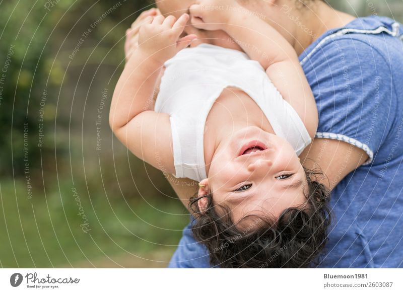 Mutter und Kleinkind beim gemeinsamen Spielen im Freien Lifestyle Freude schön Gesicht Gesundheit Leben Garten Kindererziehung Mensch feminin Baby Mädchen