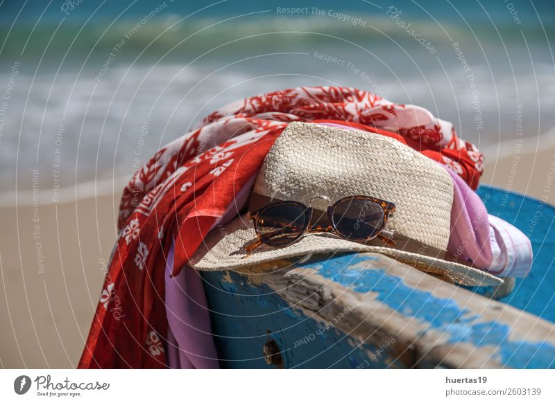 Hut und Sonnenbrille am Strand Lifestyle elegant Stil Erholung Ferien & Urlaub & Reisen Tourismus Meer Sport Sand Sommer Küste Wasserfahrzeug Schal Hausschuhe