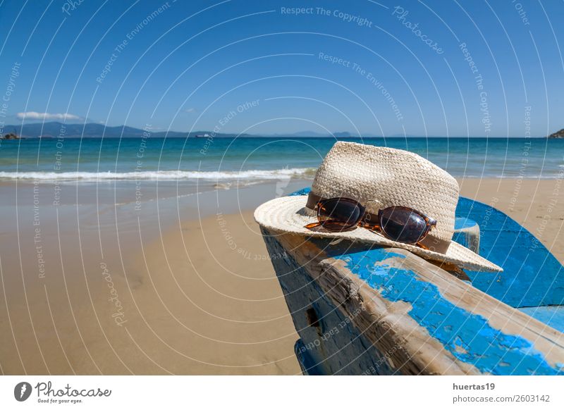 Hut und Sonnenbrille am Strand Lifestyle elegant Stil Erholung Ferien & Urlaub & Reisen Tourismus Meer Sport Sand Küste Wasserfahrzeug Schal Hausschuhe