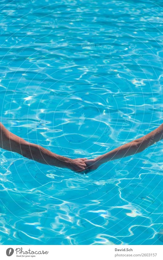 Händchenhalten am Pool Ferien & Urlaub & Reisen Tourismus Sommer Sommerurlaub Schwimmbad Mensch Frau Erwachsene Mann Paar Arme Hand 2 berühren festhalten