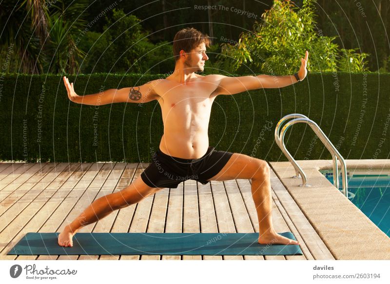 Mann, der Yoga im Freien zu Hause macht. Lifestyle Wellness harmonisch ruhig Meditation Freizeit & Hobby Sommer Mensch maskulin Erwachsene Körper 30-45 Jahre