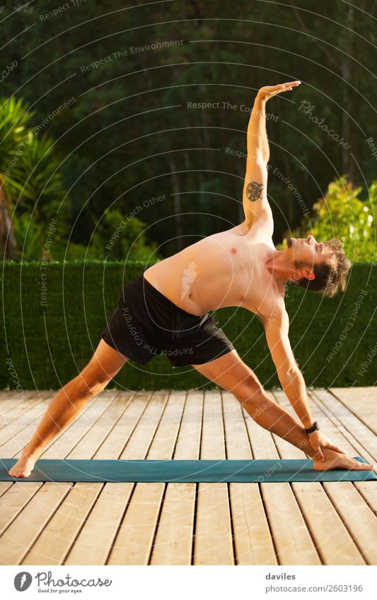 Der Mensch macht Yoga in der Natur. Lifestyle Wellness harmonisch Erholung ruhig Meditation Freizeit & Hobby Sommer maskulin Mann Erwachsene Körper 1