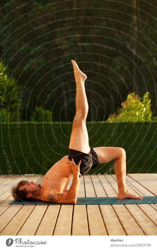 Mann, der Yoga im Freien zu Hause macht. Lifestyle sportlich Wellness harmonisch Erholung ruhig Freizeit & Hobby Sommer Mensch maskulin Junge Frau Jugendliche