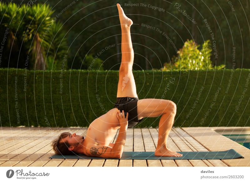 Der Mensch macht Yoga in der Natur. Lifestyle Wellness harmonisch Erholung Freizeit & Hobby Sommer Mann Erwachsene Körper 30-45 Jahre Wald beweglich