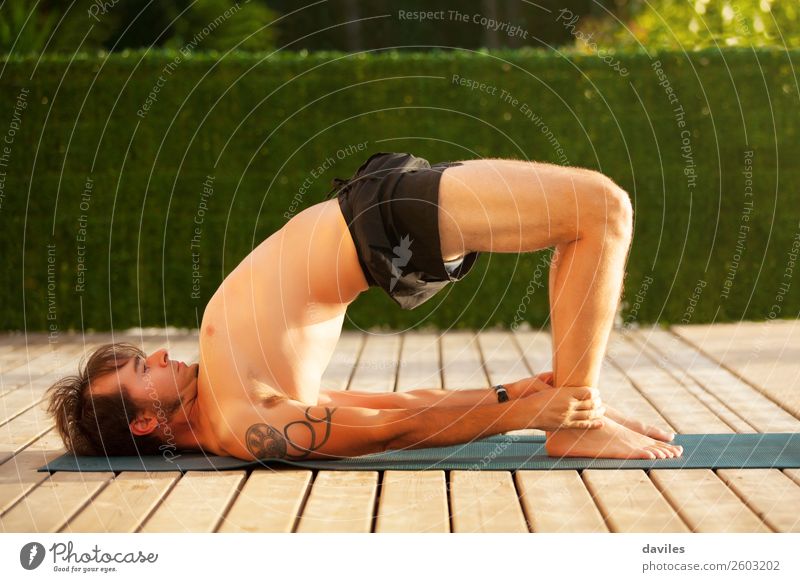 Mann, der Yoga im Freien macht. Lifestyle Wellness harmonisch Erholung ruhig Freizeit & Hobby Freiheit Sommer Sport Fitness Sport-Training Mensch maskulin