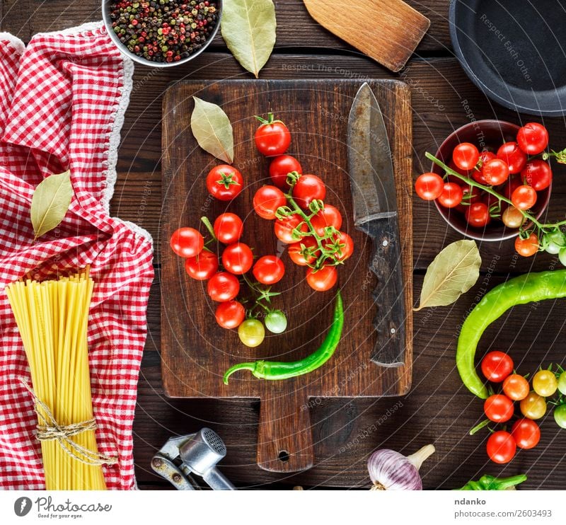 Spaghetti und rote Kirschtomaten Gemüse Teigwaren Backwaren Abendessen Tisch Holz frisch gelb Spätzle Lebensmittel Hintergrund roh Tomate Essen zubereiten