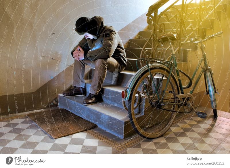 zu kalt zum fahrradfahren Mensch Körper 1 sitzen Fahrrad Treppe Treppenhaus Trauer Jacke Mütze Abstellplatz Geländer Altbau Farbfoto Innenaufnahme Licht