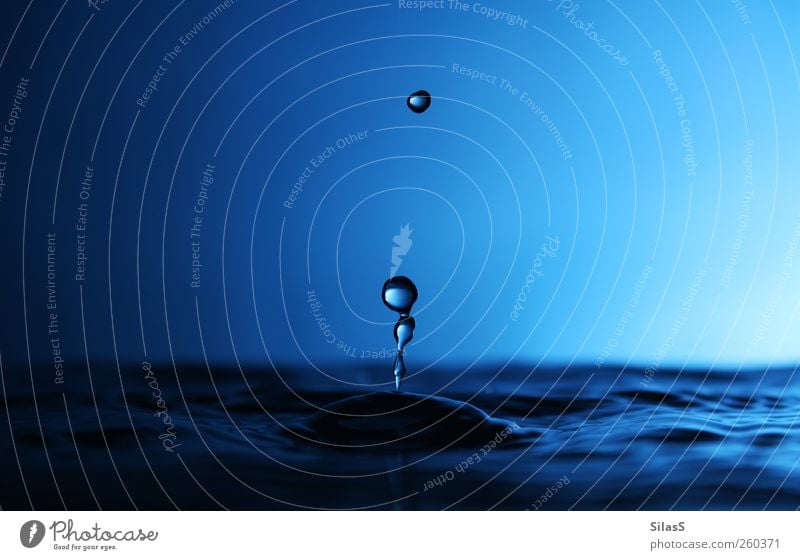 Der Moment IV Wasser Wassertropfen blau schwarz weiß Stimmung faszinierend Farbfoto Innenaufnahme Menschenleer Kunstlicht