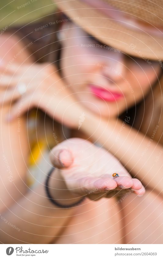 Vom grossen kleinen Glück feminin Junge Frau Jugendliche Hand 1 Mensch 18-30 Jahre Erwachsene Käfer Mariakäfer Tier Gefühle Lebensfreude Geborgenheit