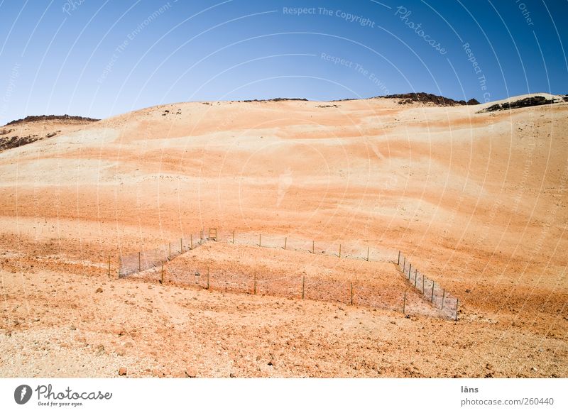 3.2.1... m.ei.ns Umwelt Natur Landschaft Urelemente Erde Sand Himmel Wolkenloser Himmel Schönes Wetter Berge u. Gebirge Vulkan Verbote Ferne Zaun Grenze Ödland