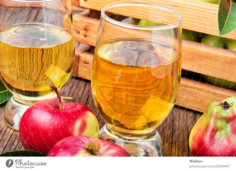 Hausgemachter Apfelwein aus reifen Äpfeln Frucht trinken Bestandteil Alkohol Lebensmittel Glas liquide Saft rot frisch Getränk Herbst hölzern rustikal natürlich