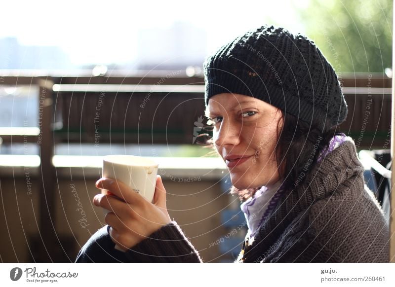 Frühstück Balkon Tasse Kaffeetasse Mütze Strickjacke Wollmütze feminin Junge Frau Jugendliche Erwachsene Kopf Haare & Frisuren Gesicht Lippen Hand 1 Mensch