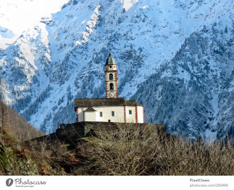 Kirche mittendrin Schnee Berge u. Gebirge Leben Kunst Landschaft Alpen Bauwerk Stein blau weiß Einsamkeit Farbfoto Außenaufnahme Vogelperspektive Totale