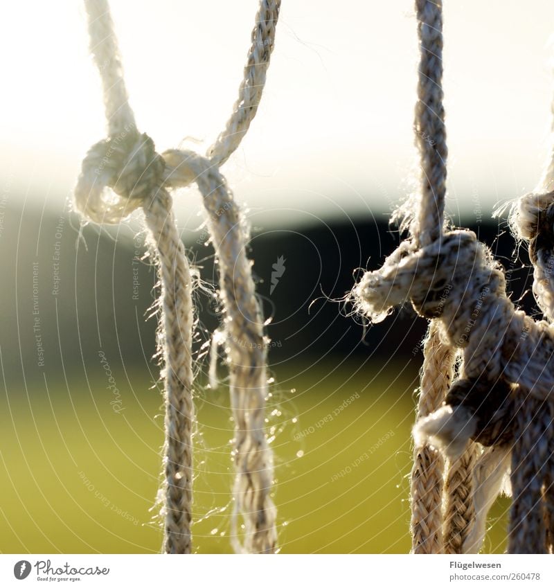 Tornetz in Spanien Seil Knoten Farbfoto Außenaufnahme Tag Unschärfe Schnur Gegenlicht Schlaufe Befestigung