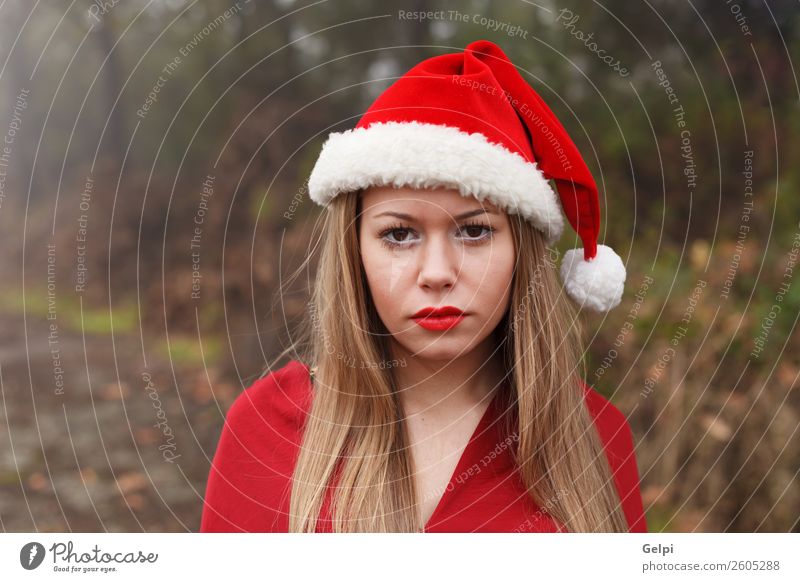 hübsches Mädchen Lifestyle Freude schön Gesicht ruhig Winter Weihnachten & Advent Mensch Frau Erwachsene Lippen Natur Nebel Baum Park Wald Mode Hut blond