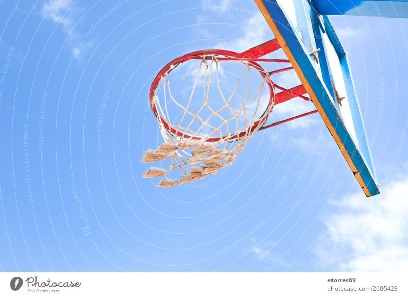 Ein Basketballnetz auf einem Spielplatz Korb Ball Baseball Sport Straße Spielen hüpfen Erholung Netz Himmel Außenaufnahme Park Leichtathletik Rückwand
