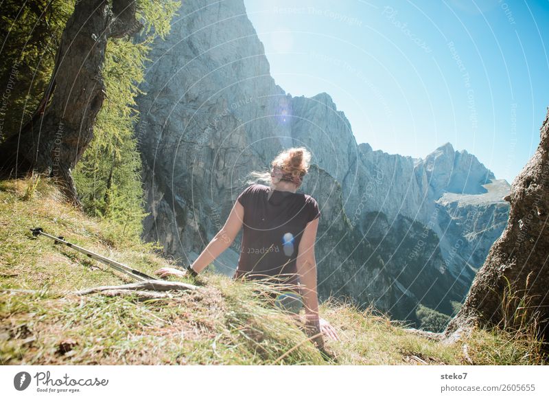 junge Frau macht Pause in den Bergen Leben Wohlgefühl Erholung Ferien & Urlaub & Reisen Sommerurlaub Berge u. Gebirge wandern Junge Frau Jugendliche 1 Mensch