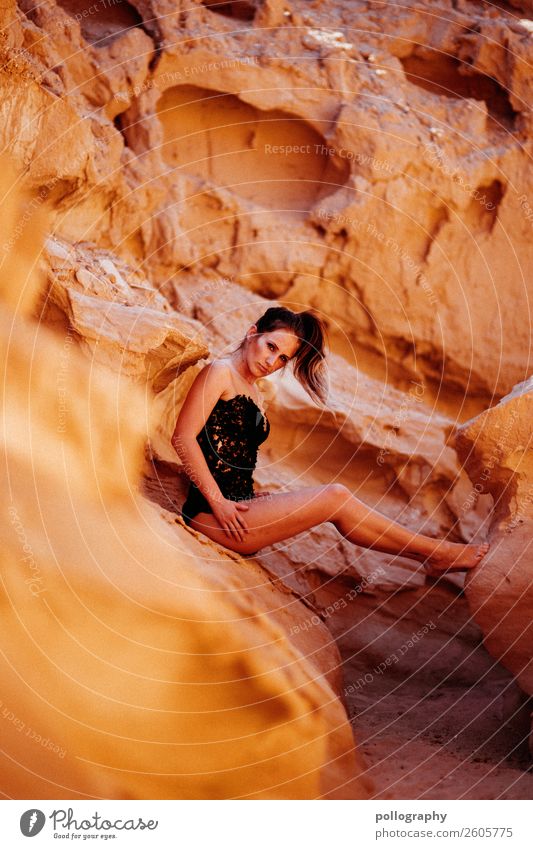 Canyon Girl II Lifestyle Stil schön Körper Abenteuer feminin Erwachsene 1 Mensch Natur Landschaft Erde Sommer Schönes Wetter Schlucht Mode Bekleidung brünett
