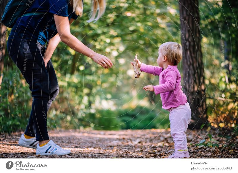 für dich Kindererziehung Mensch feminin Kleinkind Mädchen Frau Erwachsene Mutter Leben Hand 1 Umwelt Natur Herbst Schönes Wetter Wald Kommunizieren Blatt