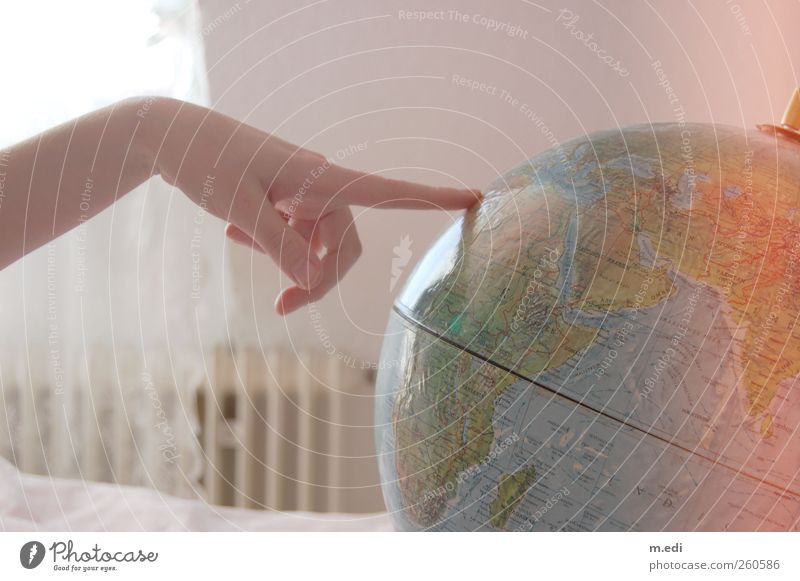 da will ich hin oder forever a globetrotter! Ausflug Abenteuer Ferne Hand Finger Globus Landkarte Heimweh Fernweh Farbfoto Innenaufnahme