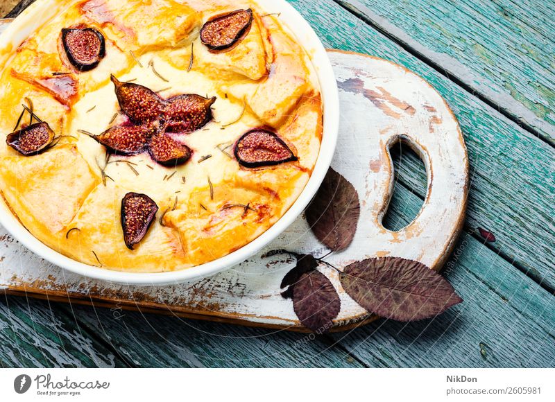 Italienische Focaccia mit Feigen Frucht Kuchen süß Pasteten Dessert Herbst Lebensmittel selbstgemacht Hüttenkäse lecker frisch gebacken Bäckerei Zucker Beeren