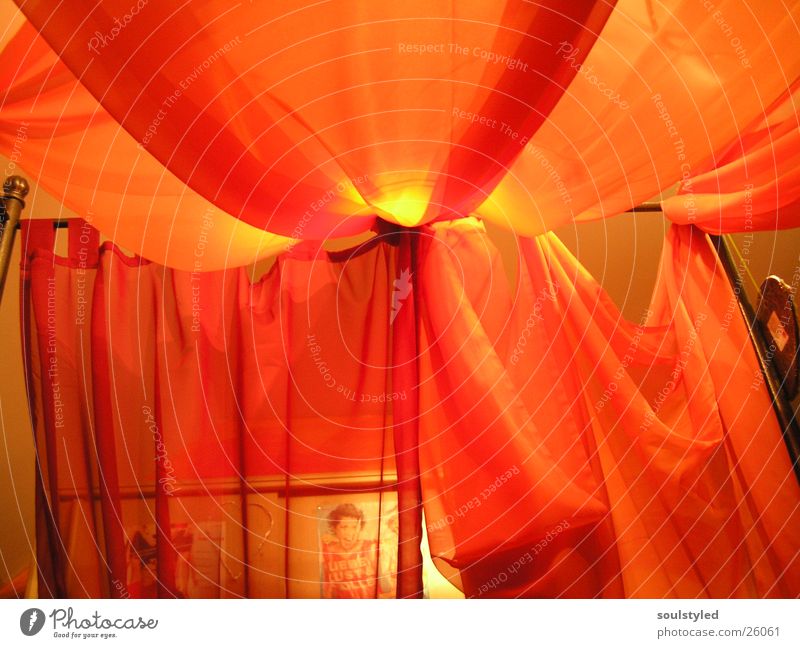 Himmelbett Bett gemütlich schlafen Licht Häusliches Leben Dekoration & Verzierung orange Stimmung Tuch