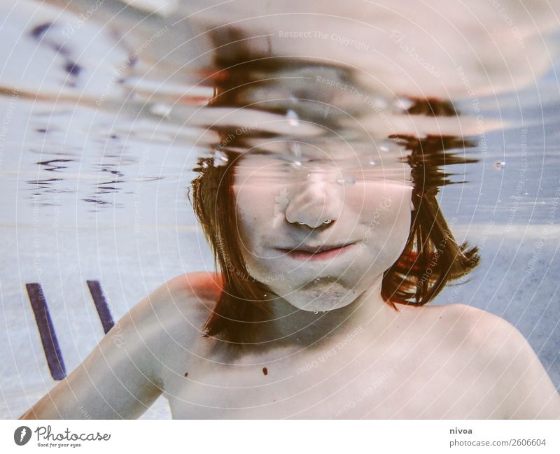 Halbes Unterwasserportrait eines Jungen Haare & Frisuren Haut Gesicht Schwimmbad Schwimmen & Baden Freizeit & Hobby Spielen tauchen Kind Mensch maskulin Nase