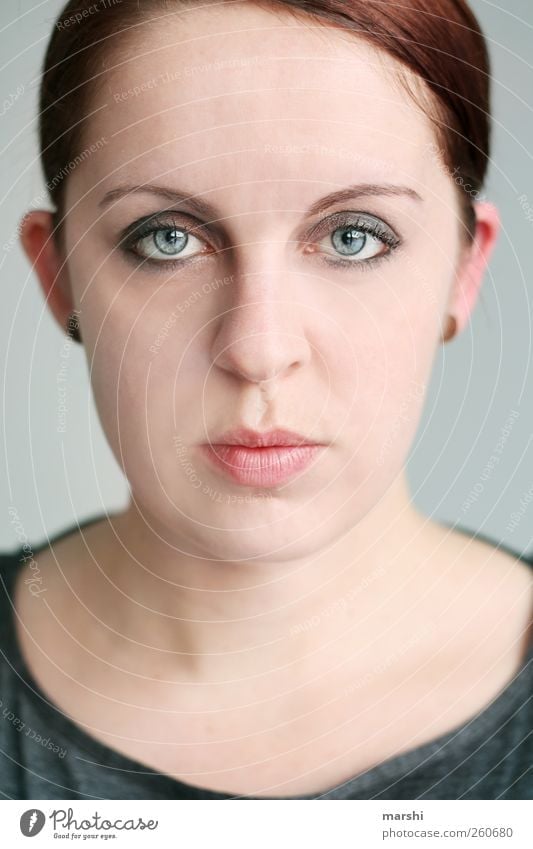M. Stil Mensch feminin Junge Frau Jugendliche Erwachsene Kopf Gesicht 1 18-30 Jahre schön Segelohr gerade blauäugig Nase Auge Schminke streng dunkelhaarig
