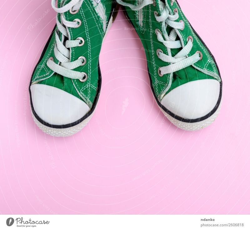 grüne Kinderschuhe Lifestyle Stil Design Sport Joggen Mode Bekleidung Schuhe Turnschuh Rost alt Fitness dreckig trendy modern retro rosa weiß Hintergrund