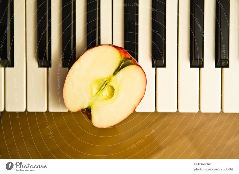 Klavier an Apfelhälfte Lebensmittel Bioprodukte Vegetarische Ernährung Freizeit & Hobby Spielen Musik Kunst Keyboard frisch Sinnesorgane Hälfte Klaviatur