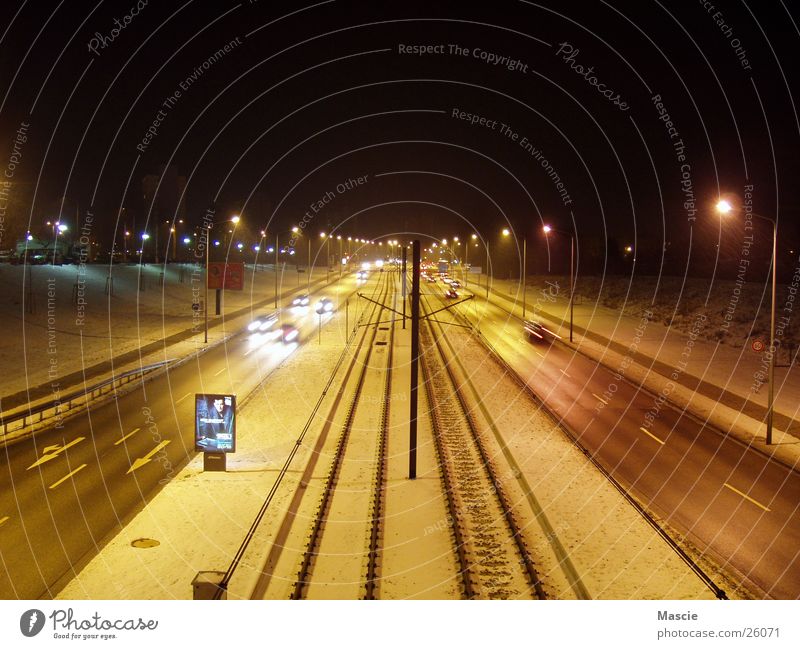 Straßen-Bahn Nacht Licht dunkel Werbung Verkehr Schnee Eisenbahn PKW beleuchted