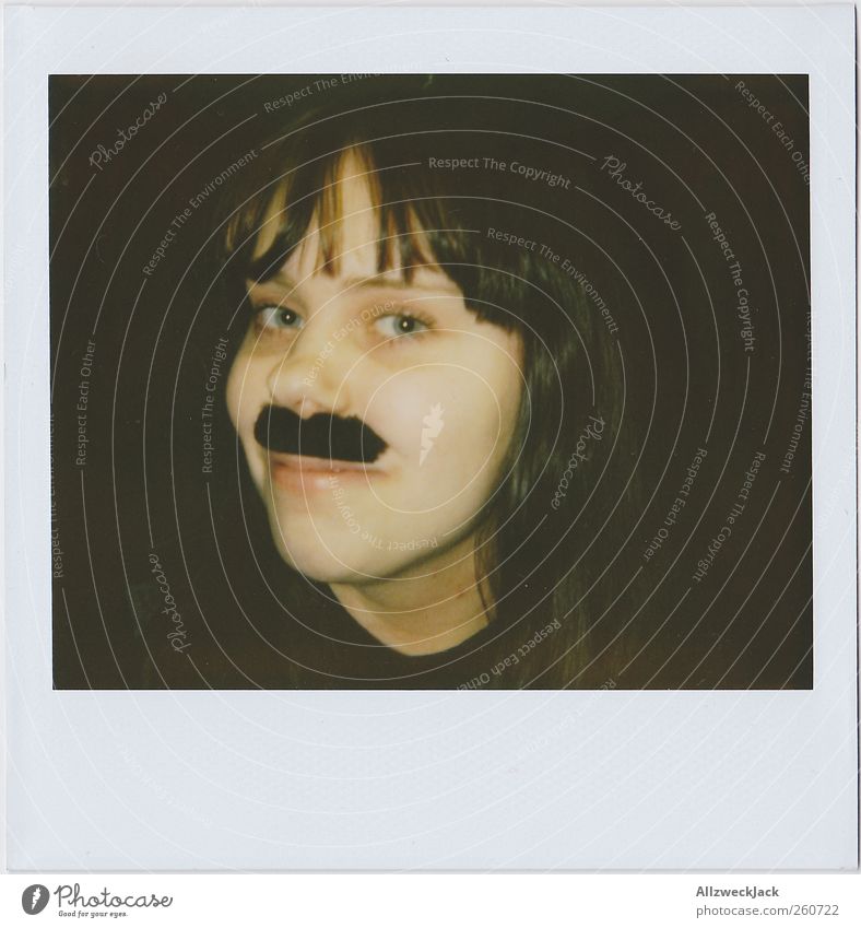 Damenbart Junge Frau Jugendliche Kopf 1 Mensch 18-30 Jahre Erwachsene Bart Oberlippenbart Freude skurril Freak Fetischismus Farbfoto Innenaufnahme Polaroid