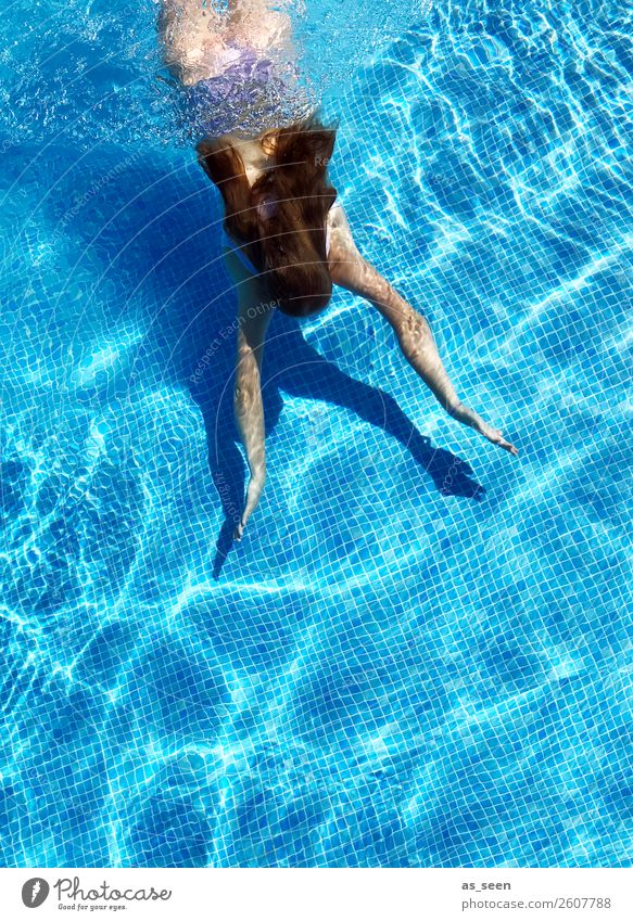 Into the blue Leben Sinnesorgane Schwimmbad Schwimmen & Baden Sport Frau Erwachsene Jugendliche Haare & Frisuren Arme 1 Mensch 18-30 Jahre Urelemente Wasser