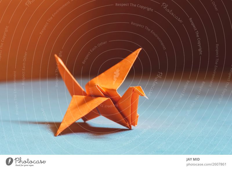 Oranger Origami-Vogel, ein Vogel aus Papier-Origami. Design Freizeit & Hobby Handarbeit Dekoration & Verzierung Handwerk Kunst Kultur Tier Spielzeug Hoffnung