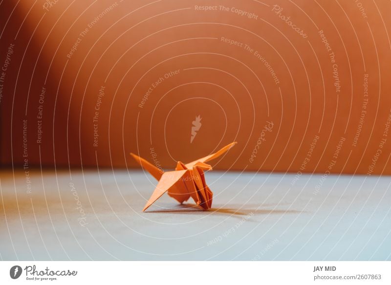 Oranger Origami-Vogel, ein Vogel aus Papier-Origami. Design Freizeit & Hobby Handarbeit Dekoration & Verzierung Handwerk Kunst Kultur Tier Spielzeug Hoffnung