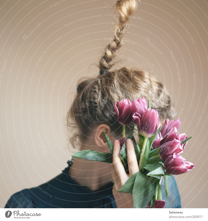 durch die Blumen gesagt Mensch feminin Frau Erwachsene Ohr Hand Finger 1 Umwelt Natur Tulpe Blatt Blüte T-Shirt Haare & Frisuren blond langhaarig Locken Zopf