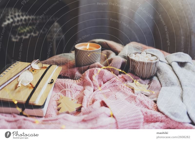 gemütlicher Herbst- oder Wintermorgen zu Hause. Frühstück Kakao Lifestyle Erholung Dekoration & Verzierung Tisch Buch Landschaft Wärme Blatt Pullover Schal