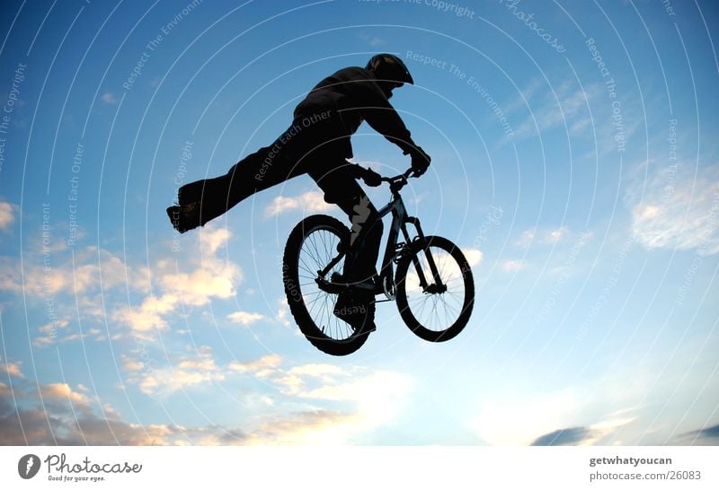 Fuß weg Fahrrad springen Trick Stunt Rampe Luft Gegenlicht Wolken schwarz Extremsport Mut Angst fliegen Street Himmel
