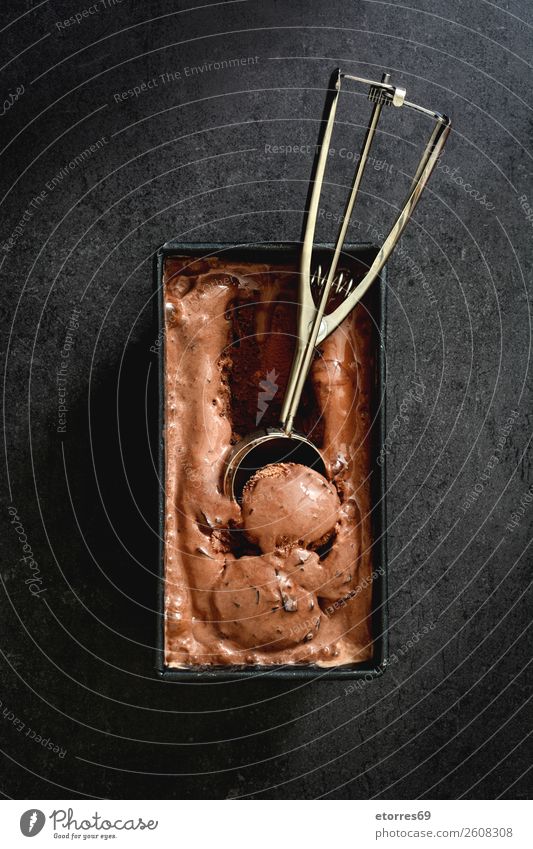 Schokoladeneis auf schwarzem Steingrund Speiseeis süß Bonbon Sommer Sahne Eis Baggerlöffel Hintergrund neutral Dessert gefroren reich kalt Kalorienreich braun