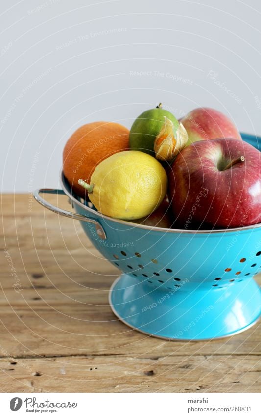 bunte Vitamine Lebensmittel Frucht Ernährung Bioprodukte Vegetarische Ernährung Diät Gesundheit mehrfarbig lecker nudelsieb Apfel Orange Zitrone Limone Physalis