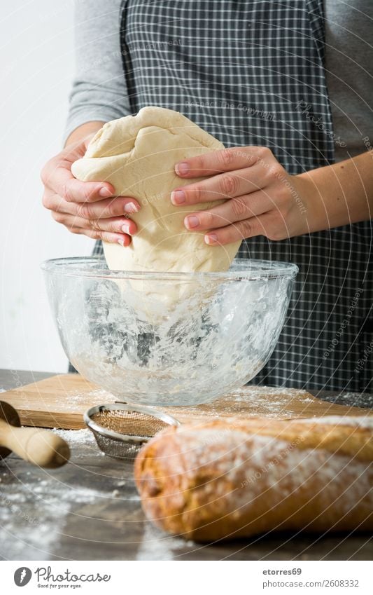 Frau beim Kneten von Brotteig machen Überschrift Hand Küche Schürze Mehl Hefe selbstgemacht backen Teigwaren Mensch Vorbereitung rühren Zutaten roh